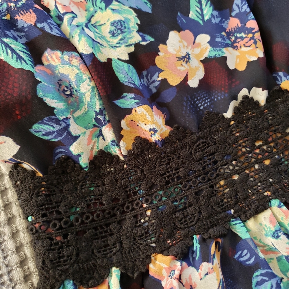 Foral Lace Dress - Picture 2 of 4